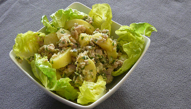 Salade de thon et pommes de terre aux herbes