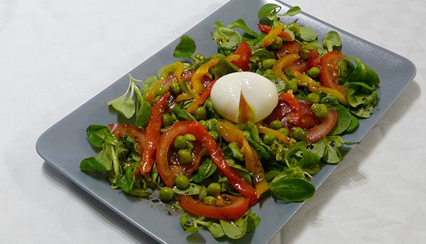 Salade petits pois, œuf mollet et poivron confit