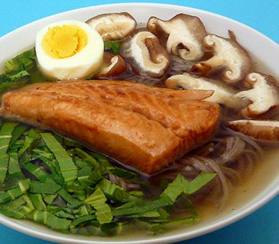 Soupe de nouilles soba et saumon laqué