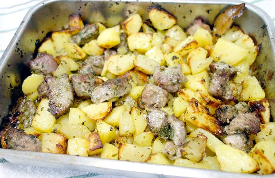 Agneau et pommes de terre rôtis au four