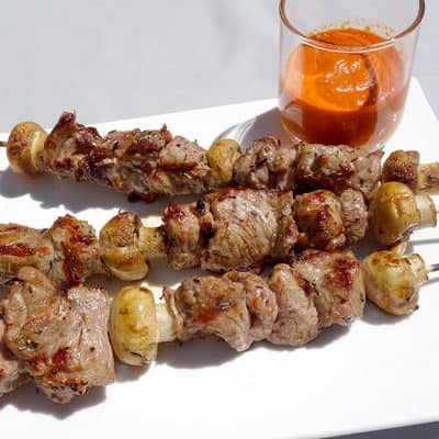 Brochettes d'agneau et coulis de poivron