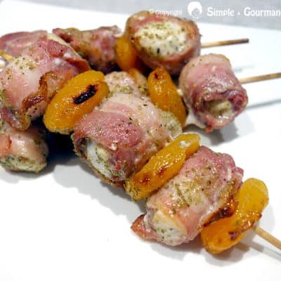 Brochettes de poulet lardé aux abricots