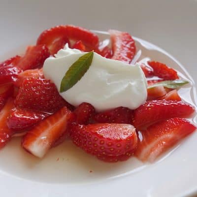 Fraises au sirop de verveine et ricotta