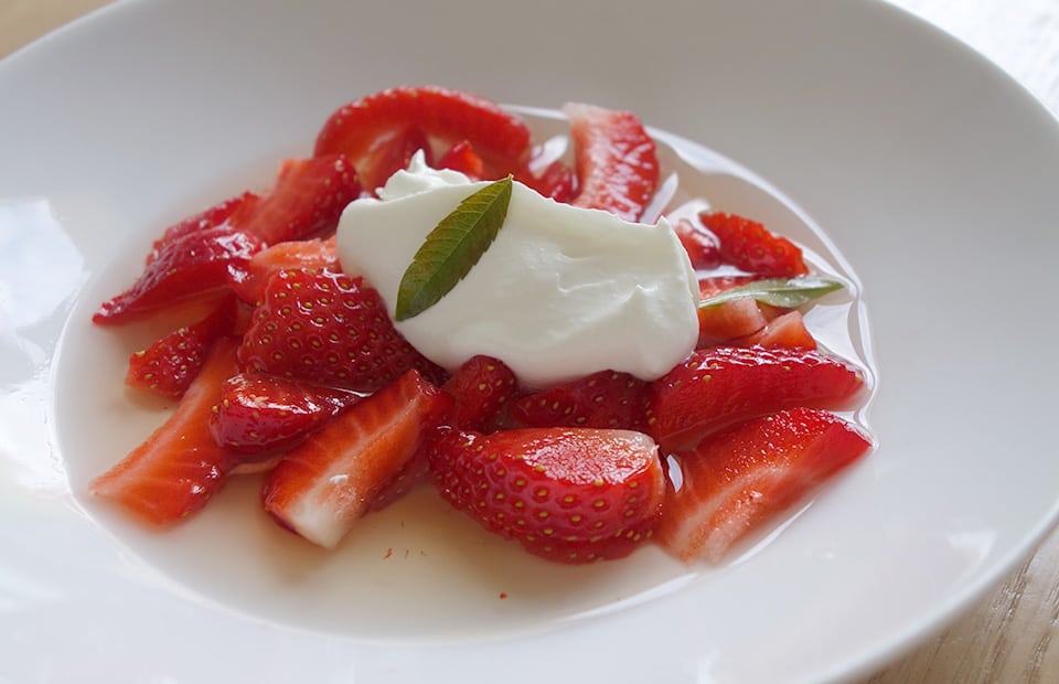 Fraises au sirop de verveine et ricotta