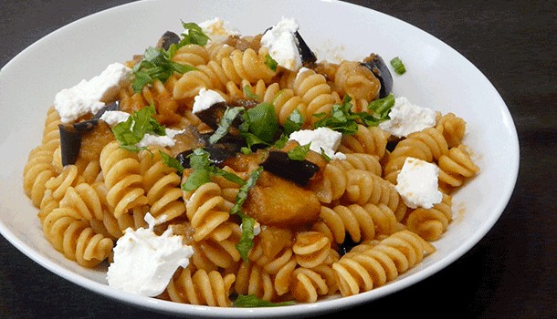 Pâtes aux aubergines et à la ricotta