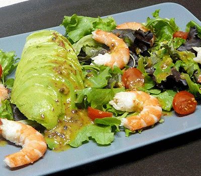 Salade avocat crevettes aux baies roses