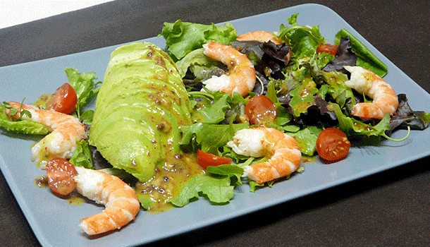 Salade avocat crevettes aux baies roses