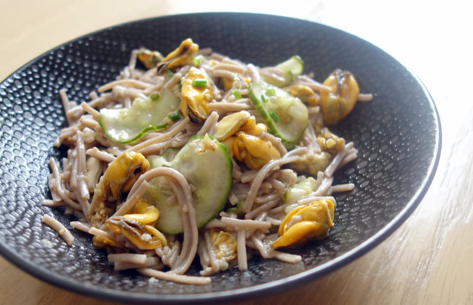 Soba aux moules et concombre