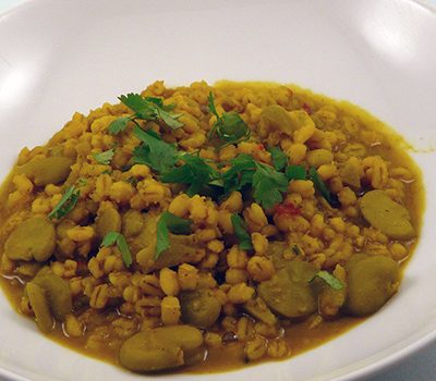 Soupe à l'orge, fèves et curcuma