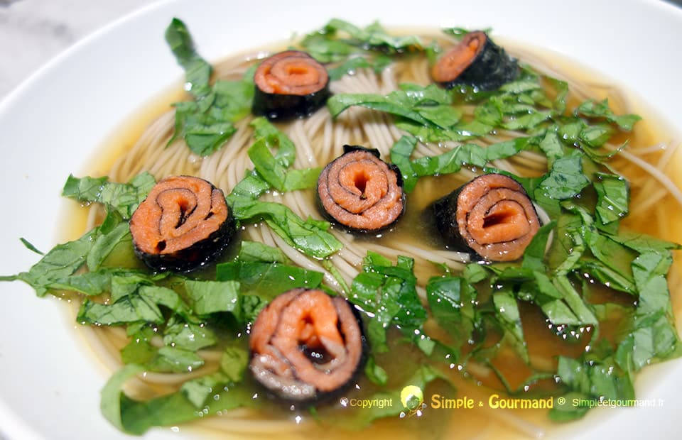 Soupe nouilles soba et saumon fumé