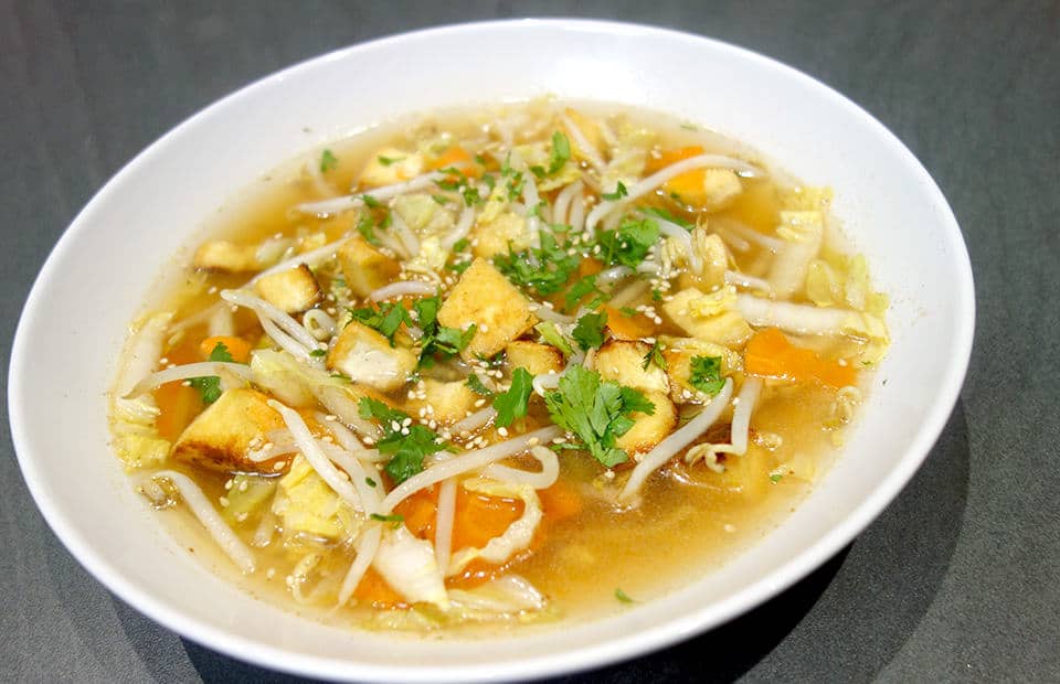 Soupe de tofu frit aux légumes