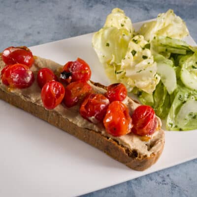 Tartine tomates cerises houmous