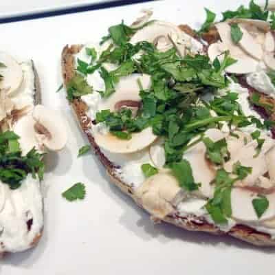 Tartine ricotta champignons ail des ours