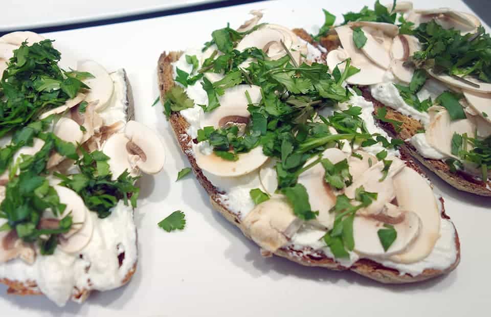 Tartine ricotta champignons ail des ours