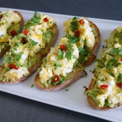 Tartine avocat oeufs brouillés