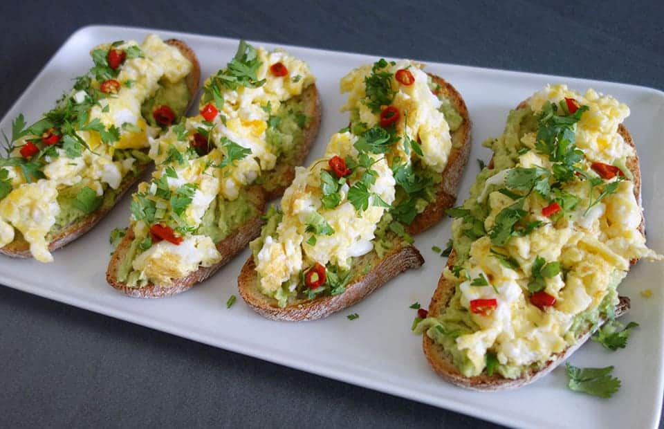 Tartine avocat oeufs brouillés