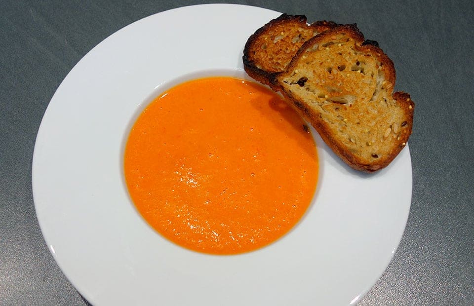 Velouté poivrons rouges pain à l’ail